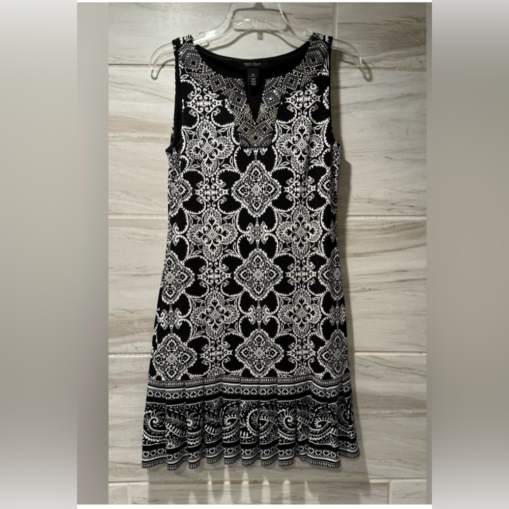 Women's White House Black Market
Sleeveless Embellished Pleat Hem Dress
Size XS